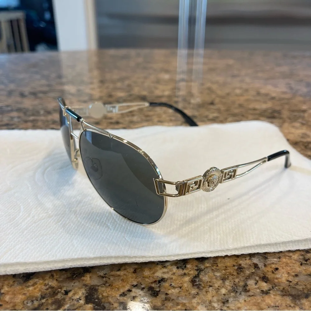 EUC authentic Versace womens sunglasses pilot aviator gold Medusa metal​